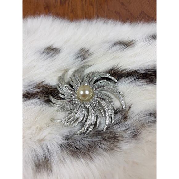 B10 Sarah Coventry Faux Pearl Flower Brooch Womens Pinwheel Swirl Silver Tone - Picture 3 of 11